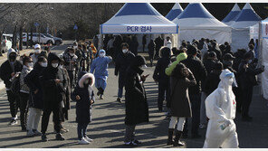 “현장은 이미 지옥” 의료진, ‘방역완화 검토’ 작심 비판 