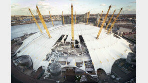 英 시속 196km 슈퍼폭풍 강타… 뜯겨나간 경기장 지붕