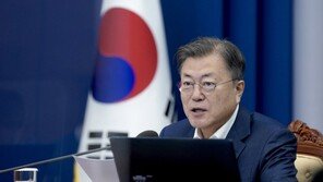 문 대통령 “오미크론 정점 머지 않아…유연하게 거리두기 조정”