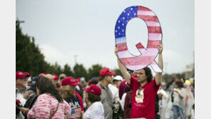 음모론 퍼트려 트럼프 도왔던 큐어넌 ‘Q’가 한국계 미국인?