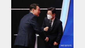 ‘법카 횡령’ 때린 尹에…李 ‘김만배 녹취록’ 패널 꺼내들어