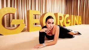 현대판 신데렐라가 된 호날두의 연인… 조르지나 로드리게스의 명품 룩