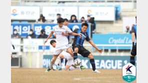 눈 날리고 언땅에 갈색 잔디…겨울에 개막한 K리그, 초반 변수를 넘어라