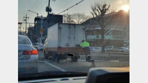 고장 나 도로 위 멈춘 트럭 뒤에서 밀어준 환경미화원…“수신호까지 완벽”