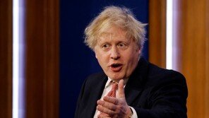 英 본격 ‘위드 코로나’로 전환…확진자 격리·무료 검사 없앤다