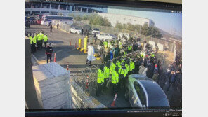 택배노조, CJ 물류허브 출차 막았다…전국 배송 ‘비상’