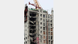 경찰 “아파트 39층에 버틸 수 있는 무게 2배 하중…연쇄 붕괴”