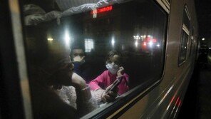 외신 “우크라 동부서 러 장갑차-곡사포 목격”…美, 생화학전 우려