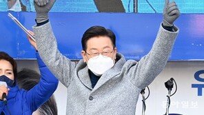 李, “과거 文후보님 과도하게 비판” 사죄…친문 분열 의식했나