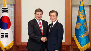 文대통령 “韓, 소득·자산 양극화 해결해야 하는 숙제 커졌다”