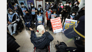 장애인 단체 ‘출근길 지하철 시위’ 21일만에 중단