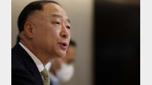 홍남기 “강남4구 주택 가격 2주 연속 하락…아파트 3.4억↓”