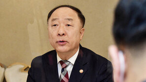 홍남기 “국내 원유 도입 안정적…유류세 인하 연장 불가피”