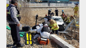문경서 열차와 경차 충돌…40대 엄마 중상·3살 딸 사망
