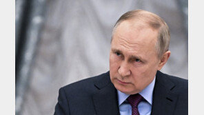 美, 러 돈줄부터 막았다…제재 비웃은 푸틴 “‘멋진 신세계’ 진입할 것” 