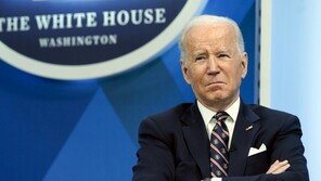 바이든, 푸틴 돈줄부터 묶었다 