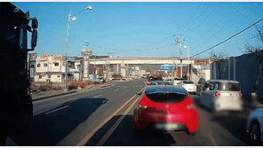 신호 대기 차량 비웃듯…덤프트럭 3대 줄줄이 역주행 ‘추월’