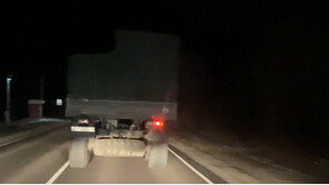 “우크라 국경서 번호판 거꾸로 붙인 러시아 군용 트럭 목격”-CNN