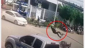 “유령이 잡아 당긴 줄”…오토바이 타고 가다 공중에 ‘붕’ [영상]