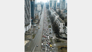 ‘쾅쾅’ 새벽 폭발음… “전쟁 났다” 탈출행렬에 도로 수십km 마비 