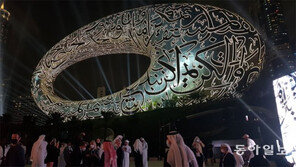 미지의 세계로 향하는 둥근 문, 사막 위에 열리다