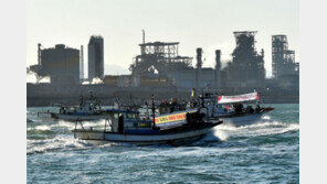 포항 어선 40척 “포스코 지주사 서울 설치 반대” 해상 시위