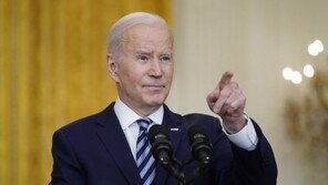  바이든, 대러 수출통제·대형은행들 추가제재…“푸틴 왕따될 것”