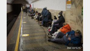 러, 우크라 침공 이틀째 좁혀가는 키예프 포위망…“얼마남지 않았다”