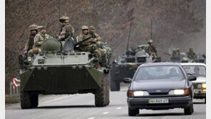 우크라 국가총동원 “18∼60세男 출국금지…주권 지키려는 모든이에 무기”