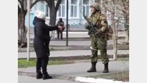 “우리 땅에서 뭐하냐”…우크라 여성, 러 무장 군인에게 삿대질