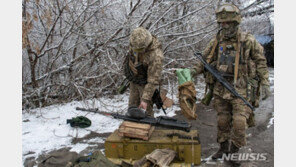 화염병부터 망치까지…우크라 민간, 러시아에 강력 저항