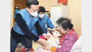 포스코, 포항 홀몸노인 43명에 AI 탑재 스마트 돌봄인형 제공