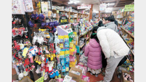 개학 앞두고 문구점 북적