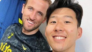 손흥민, ‘최고의 파트너’ 케인과 셀카…얼굴 상처에도 활짝