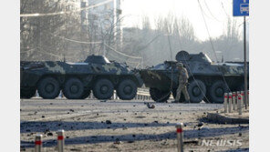 우크라 침공 나흘째…러, 예상 밖 고전에 “도시 두 곳 봉쇄” 주장