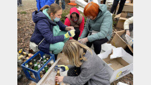 우크라 시민, 맨몸으로 탱크 막고 화염병 제조…13만명 민병대 자원