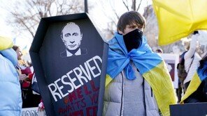 러 안팎 反푸틴 본격화…하늘길 차단되고 루블 폭락