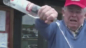 보드카를 걸레통에 콸콸…“러시아술 안팔아” 불매운동 [영상]