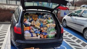 폴란드 시민들, 차에 식량 가득 채우고 ‘우크라 국경’ 달려갔다