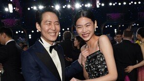 이정재 “오 세상에”-정호연 “진심 영광” 눈물…SAG 휩쓴 ‘오겜’