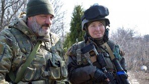 총 잡은지 이틀만에…전장에 선 여성들 “조국 우크라 지키겠다”