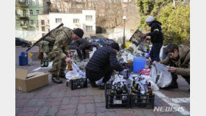 러시아군, 수도 키예프서 후퇴…대중교통·식료품점 운영 재개