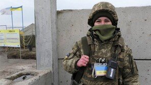 총 든 우크라 여성들… “난 우리나라에 살고 싶을 뿐, 그게 다예요” 