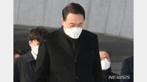 尹, 3·1절 독립운동가 묘역 참배 “대한민국 자유·정의 지킬 것”