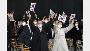 文 “첫 민주정부는 DJ정부”…野 “YS는 뭐냐, 또 편가르기”