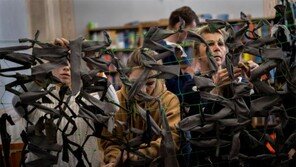 ‘위장용 그물’ 만드는 우크라 시민들… 러시아서도 계속되는 반전시위