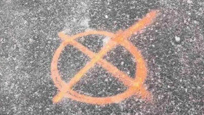 “발견 즉시 흙으로 덮어라” 우크라 곳곳 의문의 ‘X’ 표식이…