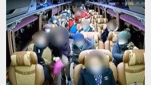 빨리 내리려 주행 중 일어난 승객, 넘어지자 ‘큰돈’ 요구(영상)