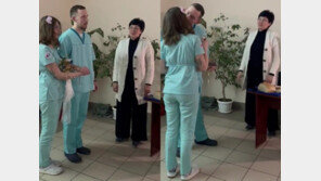 “진료 시간도 부족”…우크라 의사 커플, 병원서 초스피드 결혼식 ‘감동’