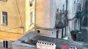 우크라 시민들 “러가 공격목표물에 남긴 십자표시 지워라”